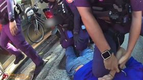 黃男吸毒後手持雙刀在士林街頭遊蕩，警方接獲報案，到場壓制逮捕。