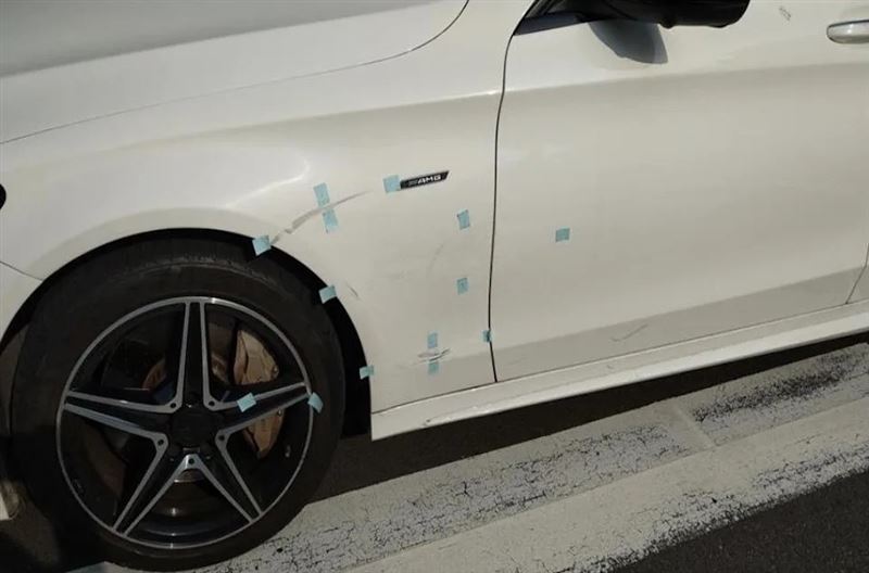 警方對肇事的張姓婦人的賓士車採證,釐清事故原因。(圖/翻攝畫面)