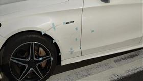 內湖機車騎士遭賓士鬼切撞飛，顱骨破裂傷重不治。（圖／翻攝畫面）