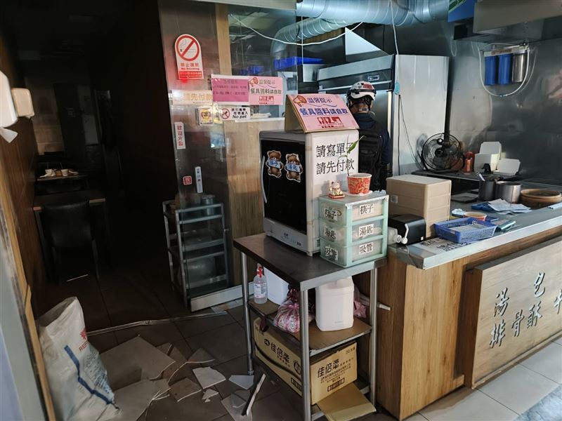 桃園市桃園區一間小吃攤今（24日）晚間發生氣爆。（圖／翻攝畫面）