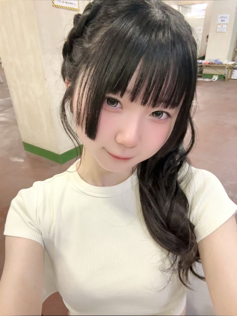 日本偶像女團みみっchu成員川井める在電車上慘遭鹹豬手。(圖/翻攝自X平台 @meru___chu)