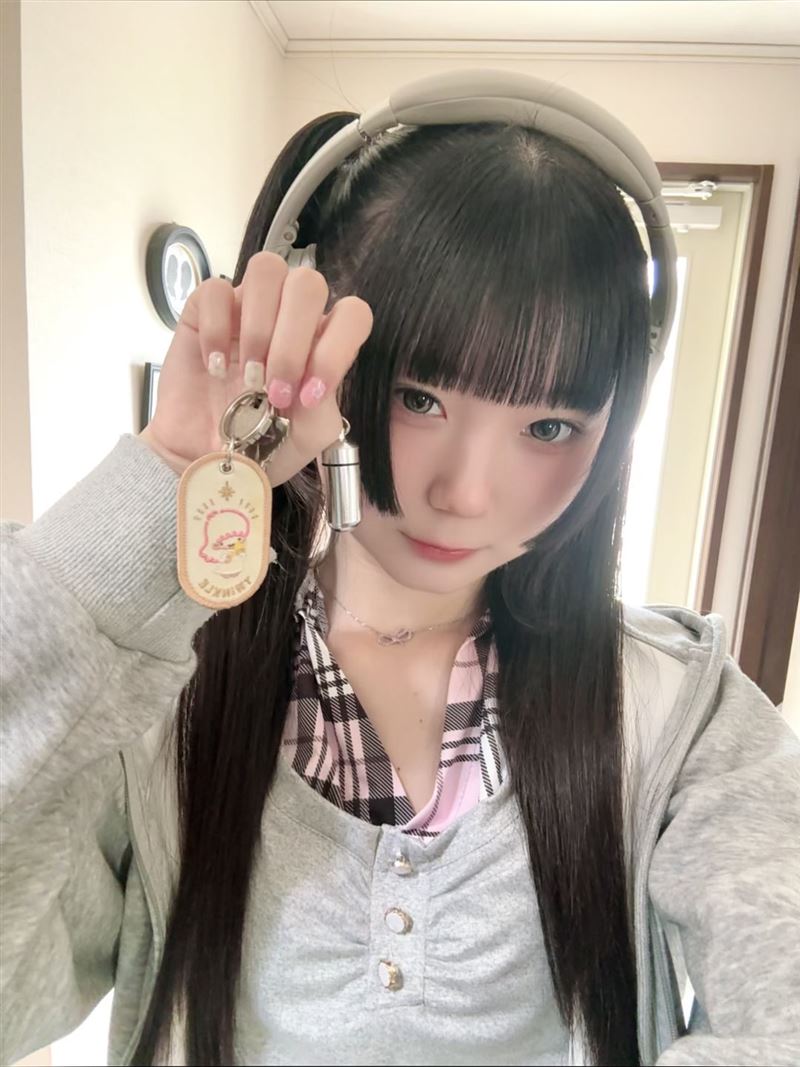 日本偶像女團みみっchu成員川井める在電車上慘遭鹹豬手。(圖/翻攝自X平台 @meru___chu)