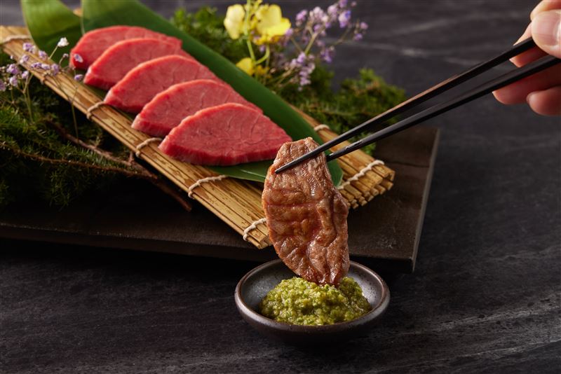 老乾杯推出整頭日本和牛取量不足1公斤的超稀少部位，「天狗」、「千本筋」輪替供應。(圖／乾杯集團提供）