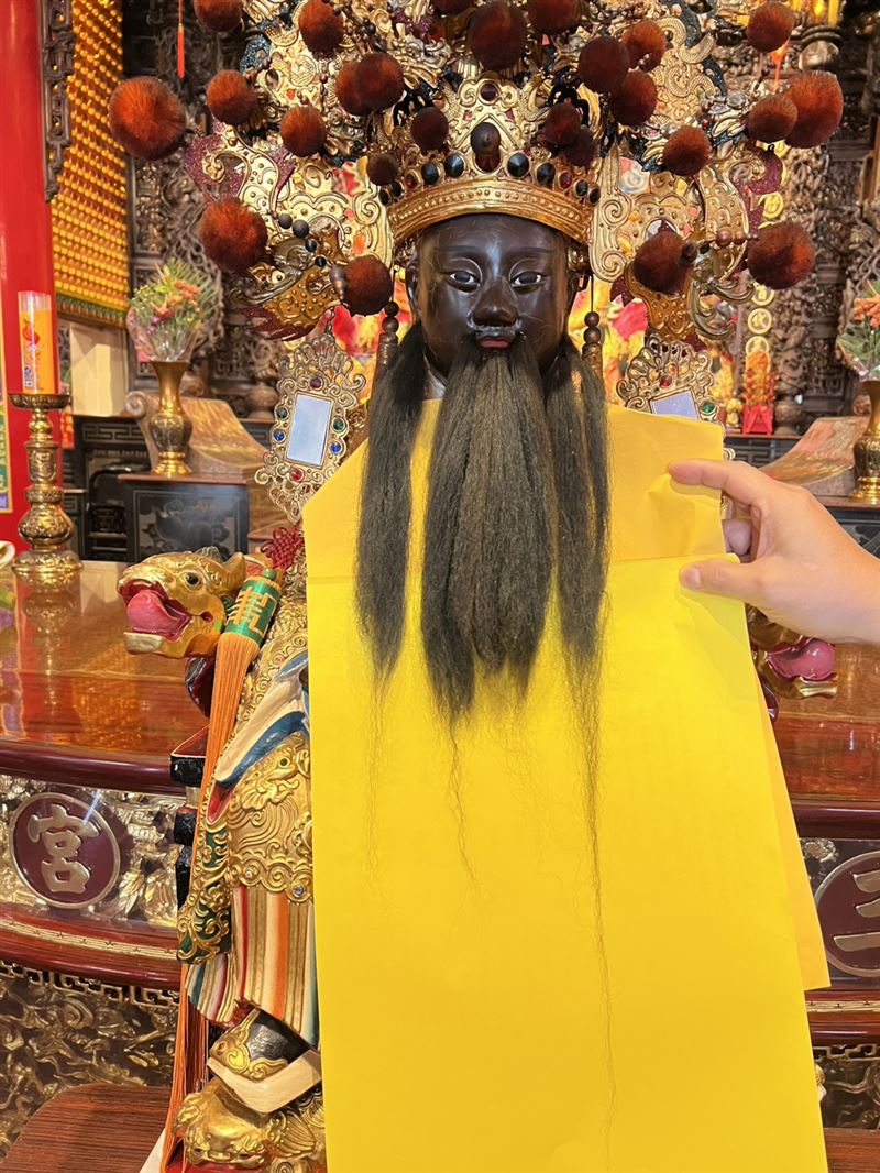 開漳聖王神尊鬍鬚長長，信眾直呼神蹟顯現。(圖／廟方提供）