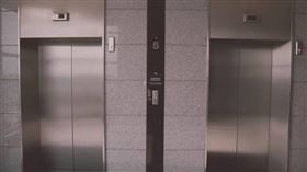 搭電梯體感「急速下墜」按所有樓層能自救？專家揭沒用還更危險。（示意圖／Pixabay）