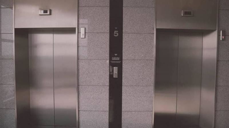 搭電梯「急速下墜」 按所有樓層能自救?