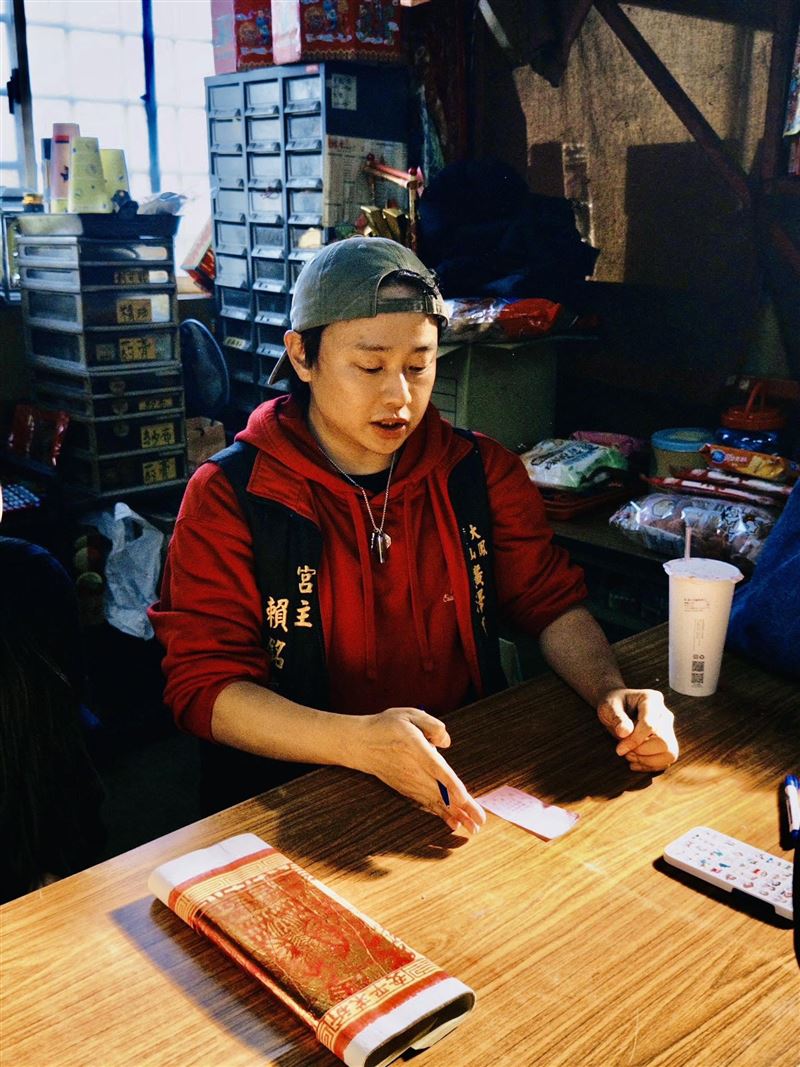 賴銘偉透過自學解籤，與信眾建立起理性溝通的橋樑，將信仰落實在服務細節中。（圖／翻攝自賴銘偉臉書）