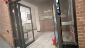 深夜驚魂！中山大學驚傳火警　冷氣變電系統突起火竄黑煙（圖／民眾提供）