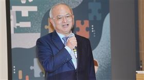 台大醫學院院長吳明賢23日清晨疑似心肌梗塞，送醫到院前無呼吸心跳，目前接受葉克膜治療中。（本刊資料照）