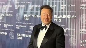 在啟動「綠鞋調款」後，SpaceX總募資規模從原本的750億美元飆升至857億美元。馬斯克也成為首位淨資產超過1兆美元的全球首富。（圖／翻攝自X平台 @iam_smx）