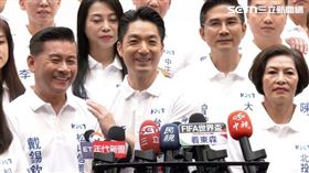蔣萬安拍了拍一旁的戴錫欽（圖／翻攝畫面）