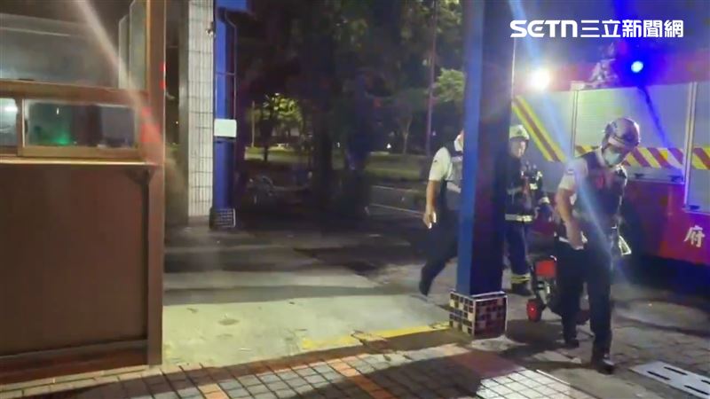 25日凌晨1時45分，楠梓區德民路一棟宿舍再度爆發冷氣短路意外。（圖／翻攝畫面）