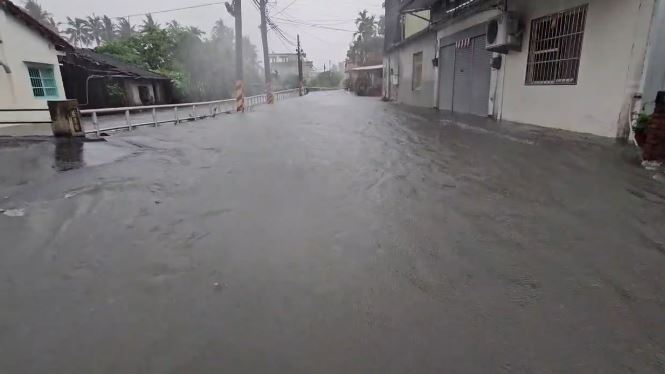氣象署今上午9時許針對12縣市發市豪大雨特報，南部多處傳出嚴重淹水災情。（圖／翻攝畫面）