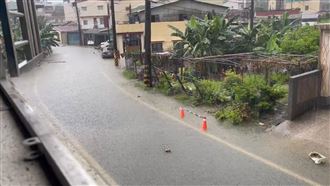 直擊旗山暴雨！雜貨店秒變水上市場