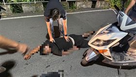 警方23日凌晨於卑南鄉山區逮捕涉案的嫌犯。（圖／翻攝畫面）