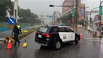 新／淡水中正路淹水1輪胎高　警方交管中
