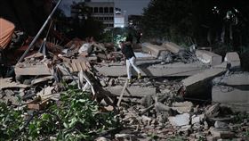 卡拉卡斯部分街區的建築物受損、外牆脫落，現場塵土飛揚。（圖／美聯社／達志影像）