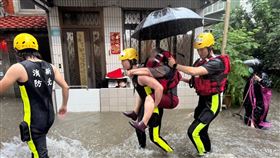 消防隊將受困婦人救出。（圖／翻攝畫面）