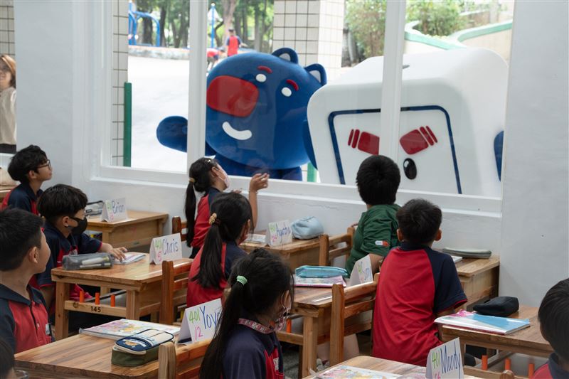 大同鋁業品牌吉祥物 TOMO醬、TARO 醬現身校園，與學生熱情互動。（圖／Doiiin永續媒體）