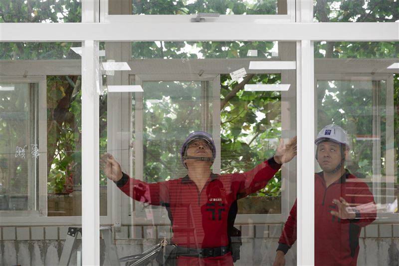 大同鋁業此次捐贈具備隔音、氣密、水密的窗體系統，提升校園環境品質。（圖／Doiiin永續媒體）