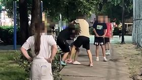 大雅,籃球場,鬥毆,黑衣男,痛扁,鐵拳教育,台中（圖／翻攝自Threads @yan____.0627）