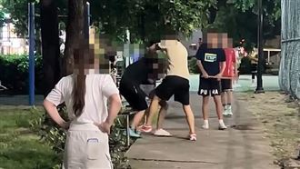 球場亂打人踢鐵板！嘴秋男遭鐵拳教育痛扁