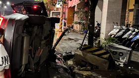 深夜巨響！台中男撞爆警用監視系統⋯慘翻車受困　熱心民眾合力救人（圖／翻攝自南屯大小事）