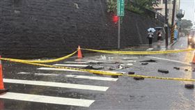 豪大雨造成自來水管破裂路面坍方。（圖／翻攝畫面）