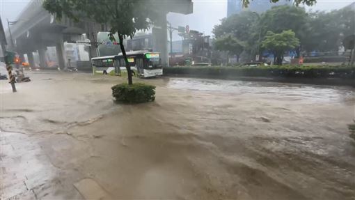 新／北市內湖暴雨淹水！文德路變一片汪洋