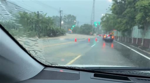 米克拉雨彈狂轟高雄！台3線驚變黃河