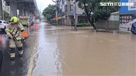 氣象署發布豪雨特報，台北市內湖區文德路積水高達50公分。（圖／翻攝畫面）