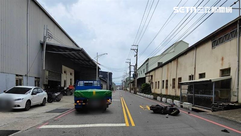 台中龍井區發生貨車、機車碰撞車禍，70歲男騎士當場無生命跡象，被送醫急救。（圖／翻攝畫面）