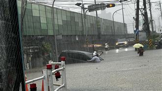 新／汐止福德三路淹慘了　休旅車險遭滅頂