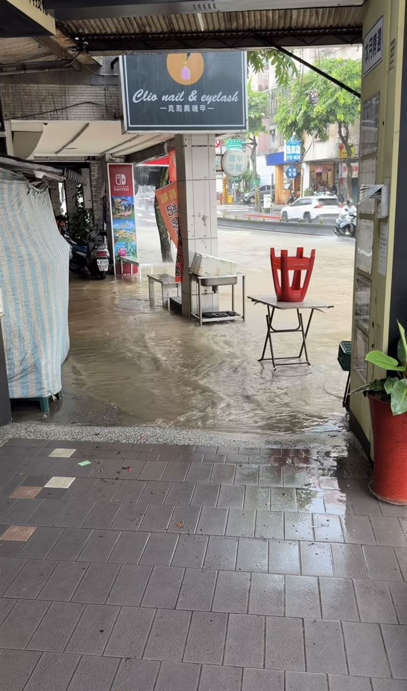 台北市內湖區各街道出現嚴重積水情形，水位一度淹到小腿肚。（圖／翻攝自threads@mrtntng666）