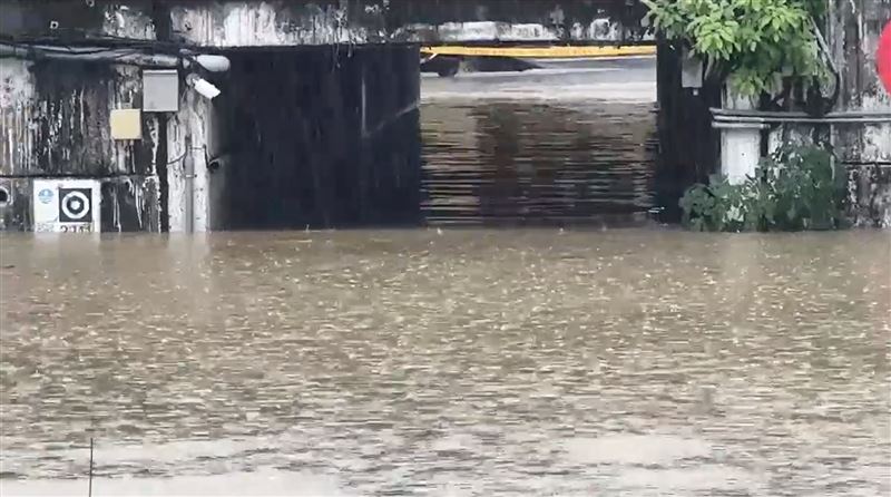 福德路三段涵洞附近淹水情形。（圖／翻攝畫面）