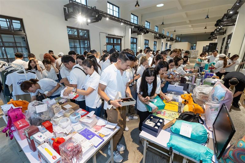 台灣保樂力加以「Reuse」為核心，籌辦二手義賣，集結同仁與合作夥伴家中閒置物品以及品牌物資，透過分享、交換與認購，延續物品生命週期並實踐資源循環。（圖／品牌業者提供）