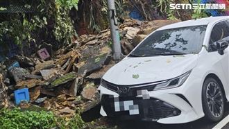 台北市內湖區成功路四段發生土石滑落事件，還砸中路旁轎車。（圖／翻攝畫面）