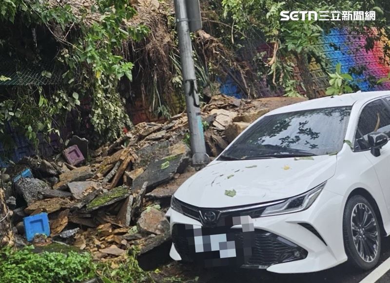 台北市內湖區成功路四段發生土石滑落事件，還砸中路旁轎車。（圖／翻攝畫面）