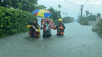 大雨狂炸屏東慘淹　消防人肉揹出受困長者