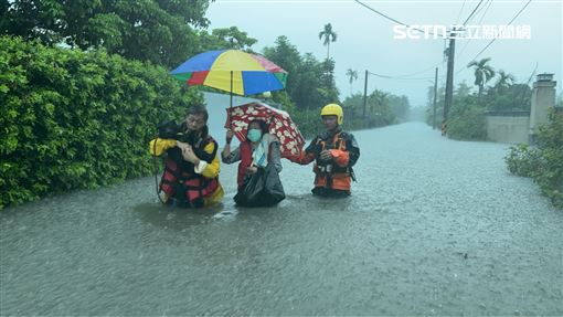 大雨狂炸屏東慘淹　消防人肉揹出受困長者