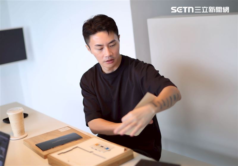 聶永真接受專訪分享創作故事與設計之路的甘苦。（圖／記者鄭孟晃攝影）