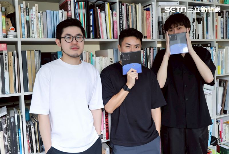 知名設計師聶永真入圍第37屆金曲獎以獨立歌手羅思容的《女兒的九十九種藍&mdash;&mdash;聽見零雨》「最佳裝幀設計獎」，與陳聖智、林智凱共同操刀裝幀設計。（圖／記者鄭孟晃攝影）