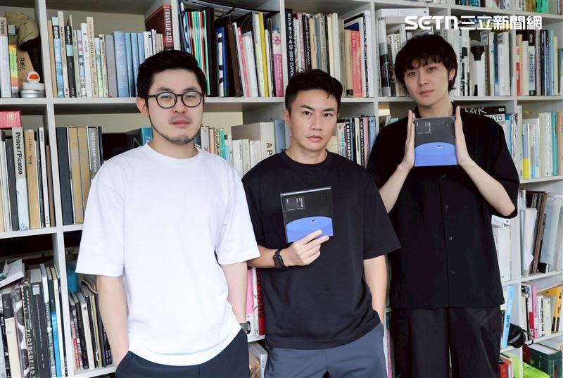 知名設計師聶永真入圍第37屆金曲獎以獨立歌手羅思容的《女兒的九十九種藍&mdash;&mdash;聽見零雨》「最佳裝幀設計獎」，與陳聖智、林智凱共同操刀裝幀設計。（圖／記者鄭孟晃攝影）