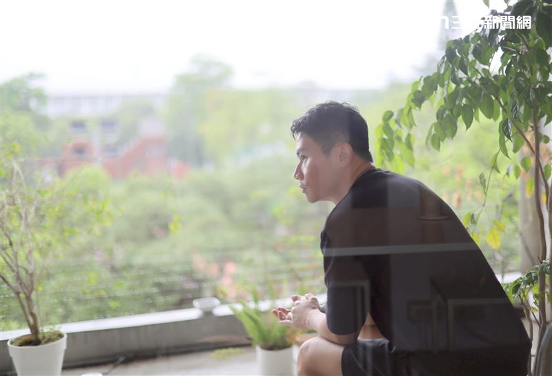 聶永真接受專訪分享創作故事與設計之路的甘苦。（圖／記者鄭孟晃攝影）
