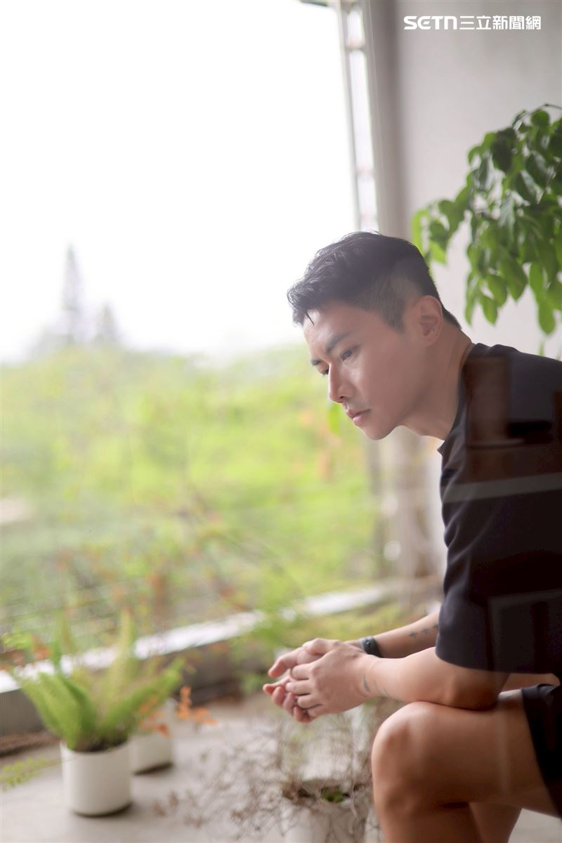 聶永真接受專訪分享創作故事與設計之路的甘苦。（圖／記者鄭孟晃攝影）