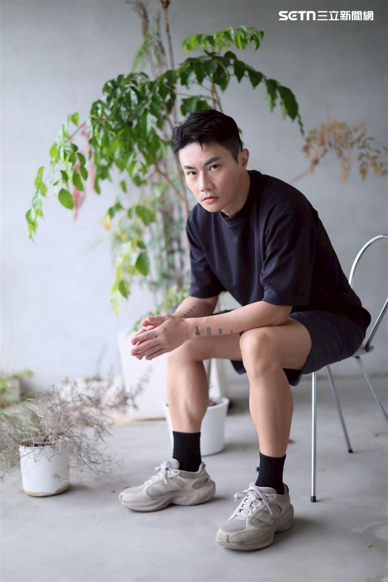 聶永真接受專訪分享創作故事與設計之路的甘苦。（圖／記者鄭孟晃攝影）