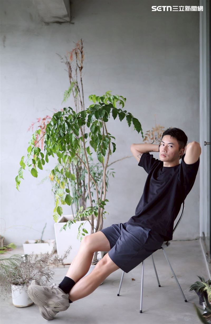 聶永真接受專訪分享創作故事與設計之路的甘苦。（圖／記者鄭孟晃攝影）