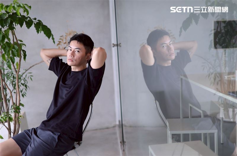 聶永真接受專訪分享創作故事與設計之路的甘苦。（圖／記者鄭孟晃攝影）