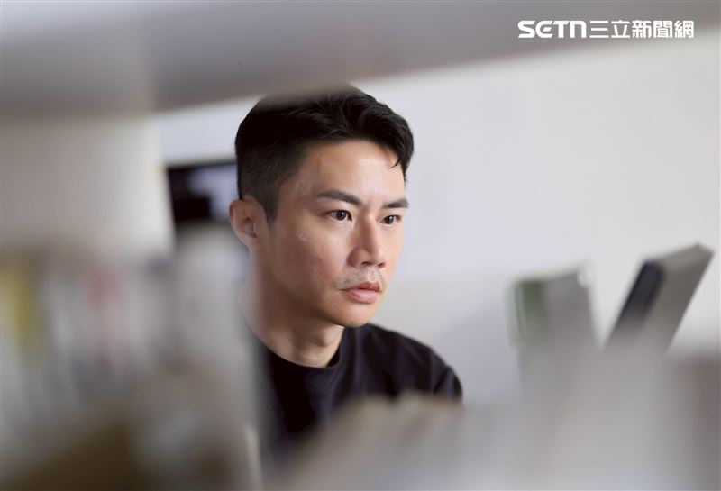 聶永真接受專訪分享創作故事與設計之路的甘苦。（圖／記者鄭孟晃攝影）