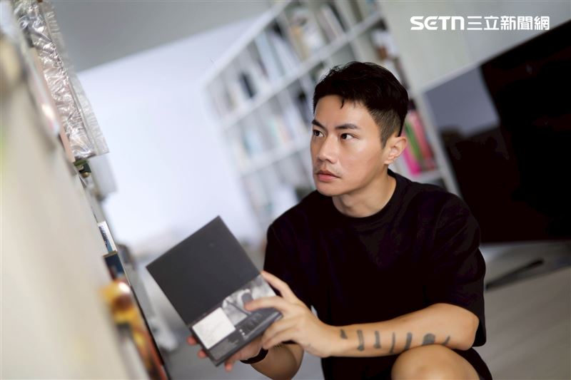 聶永真接受專訪分享創作故事與設計之路的甘苦。（圖／記者鄭孟晃攝影）